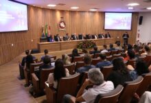 O presidente do TCE, conselheiro Paulo Curi Neto, e o procurador do MPC, Miguidônio Inácio Loiola Neto, compuseram a mesa de honra do evento no MP.